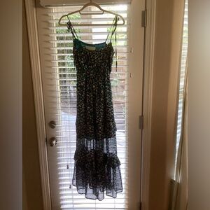 Cute dress worn once tie straps comfortable!